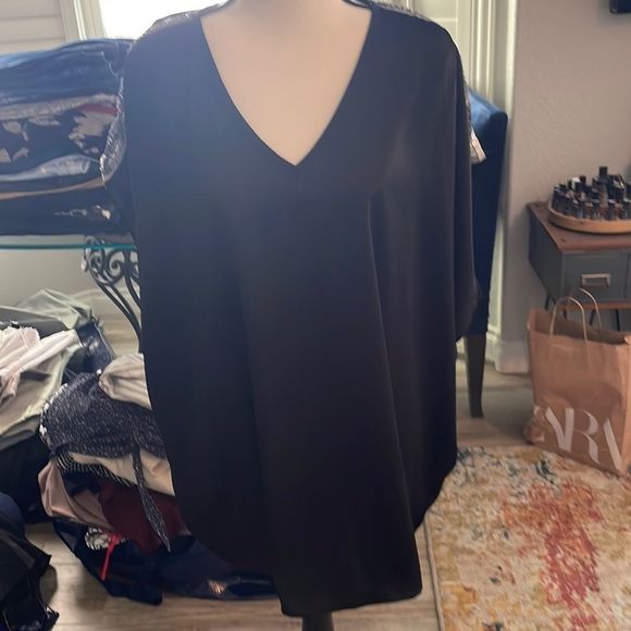 Extra large black flowy V-neck with silver detail on shoulders - Picture 1 of 4
